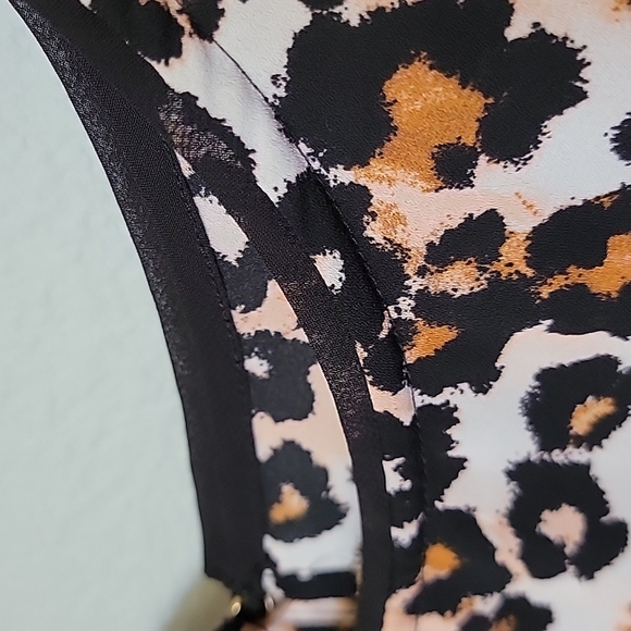 H&M size 8 Workplace Siren Mobwife animal print sleeveless layered top - Picture 4 of 8